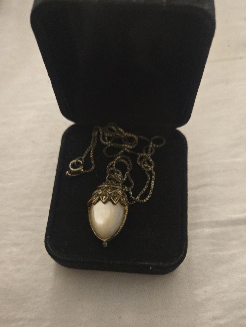 Antique-Style Pearl Teardrop Pendant Necklace - Gold Tone